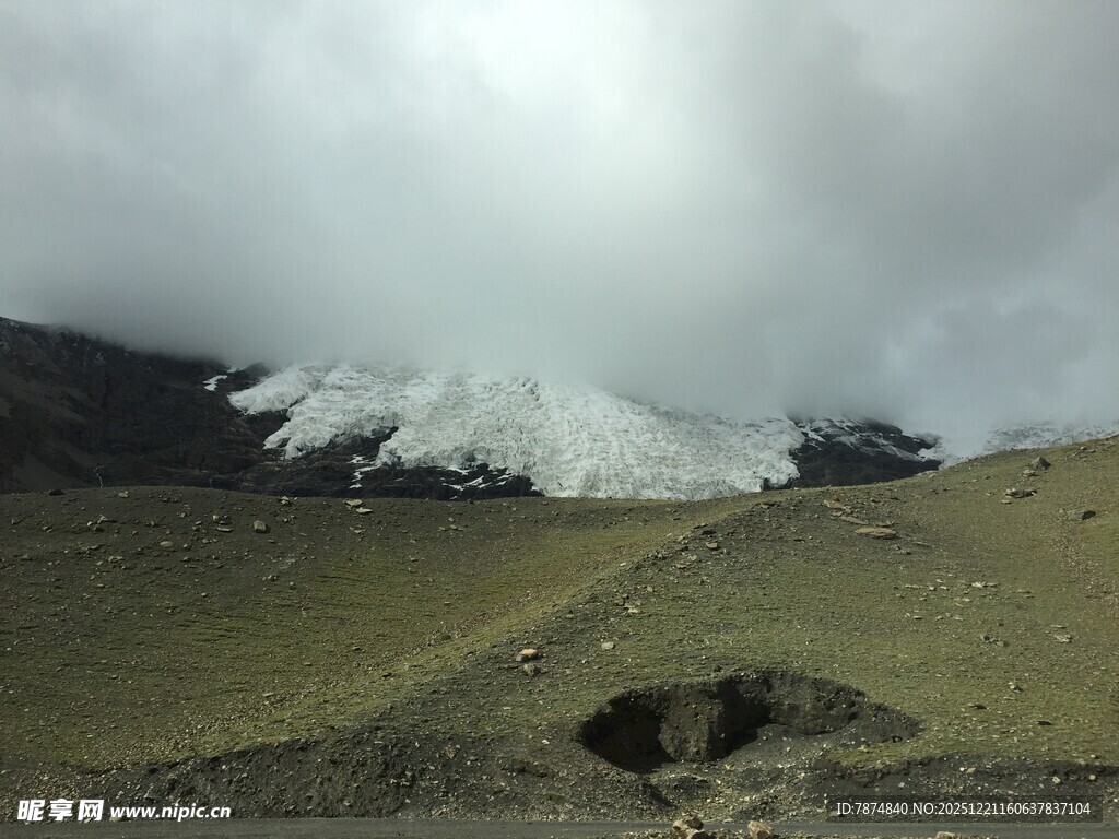 雪山下的开阔荒野景观
