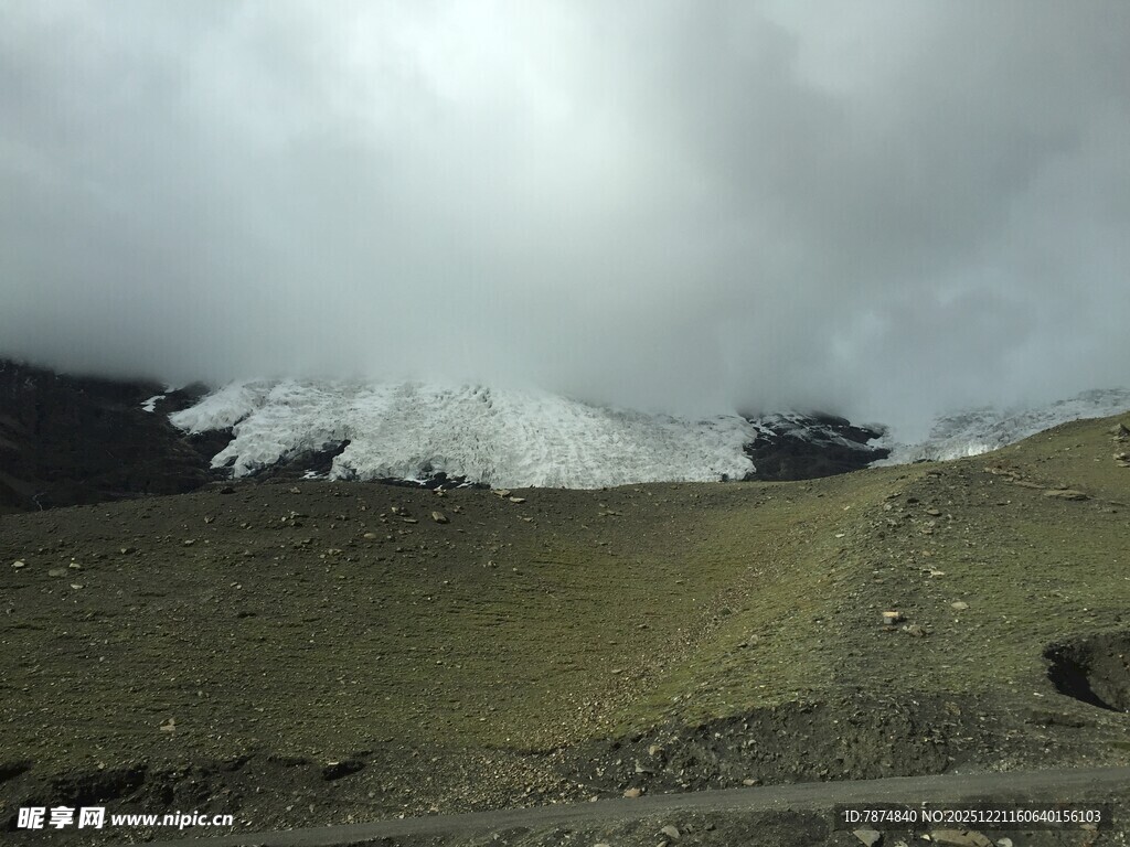 雪山下的开阔荒野景色