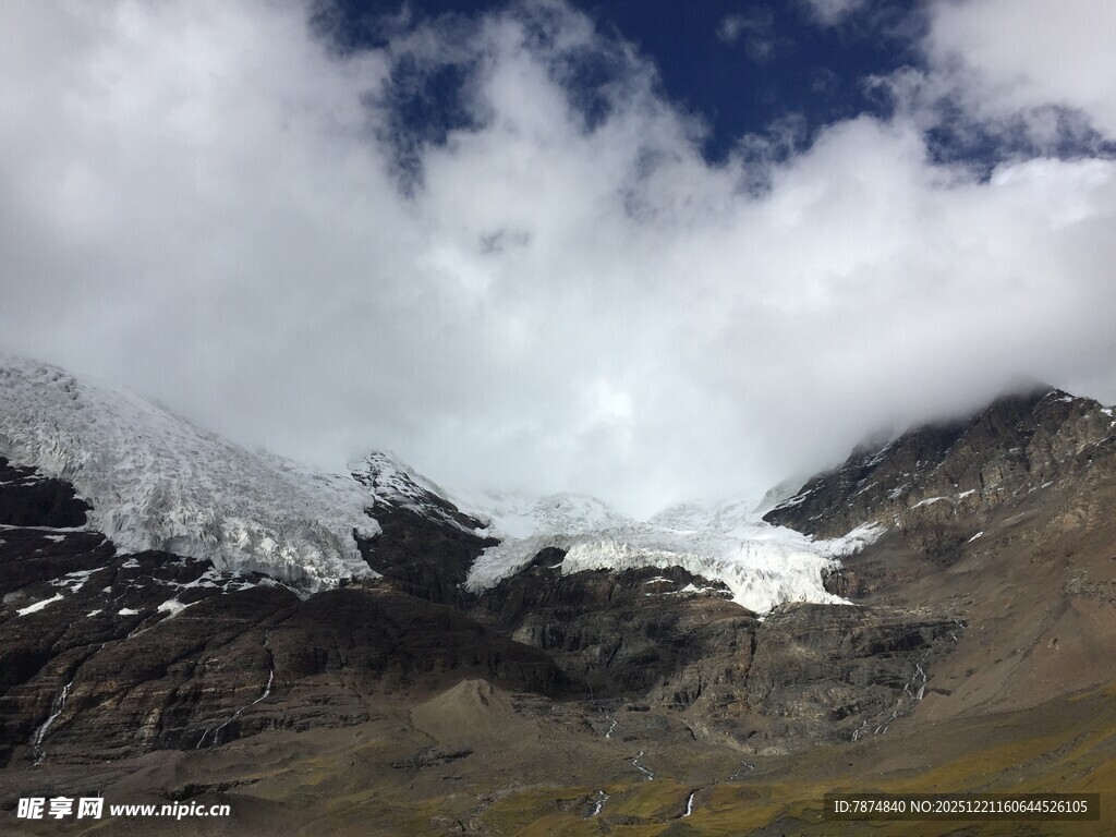 雪山云海壮丽自然景观