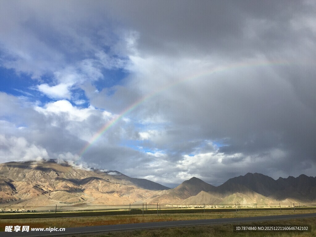 高原壮丽天空与山脉景色