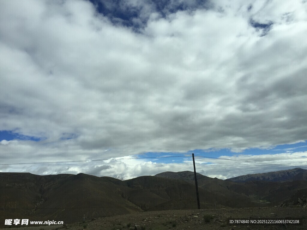 天空云雾缭绕的壮美景观