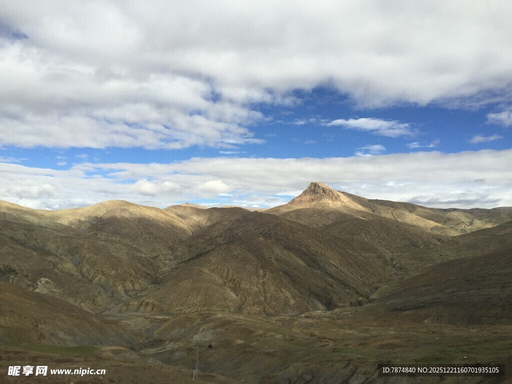 壮丽山峦与蓝天白云景观