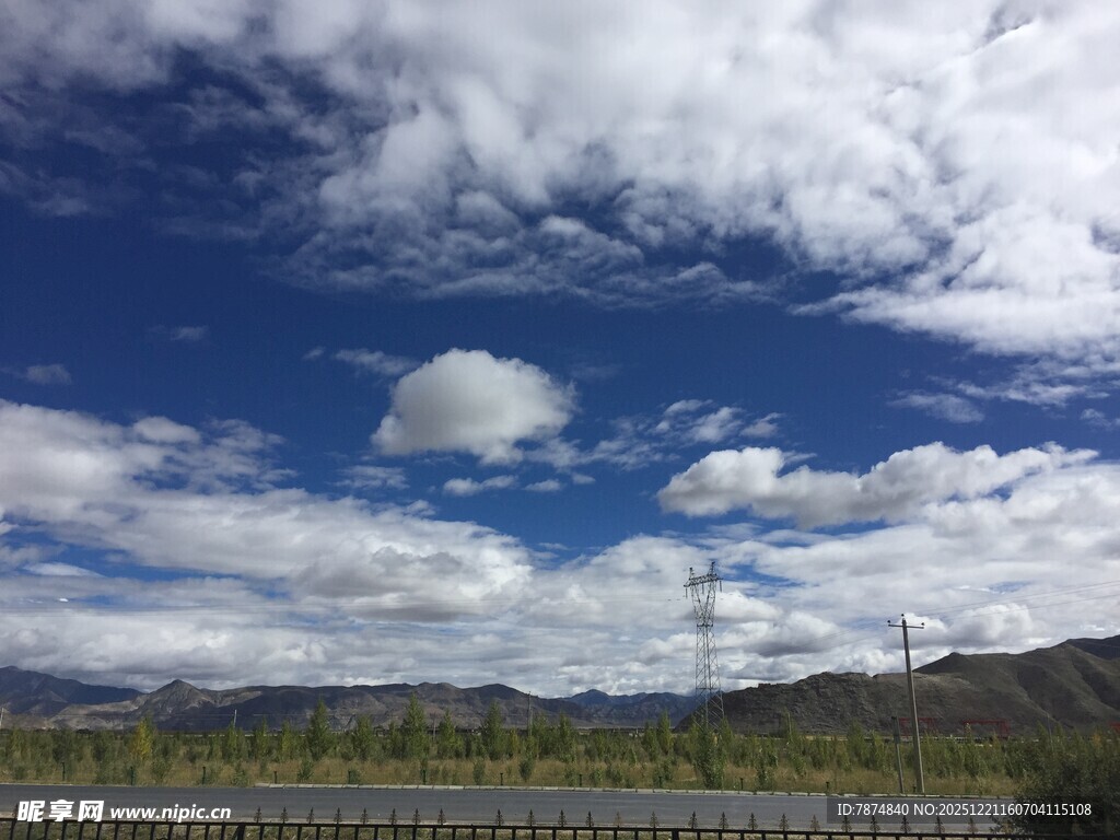 蓝天白云下的开阔风景