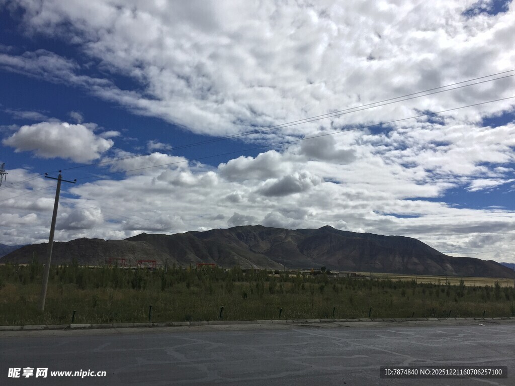 蓝天白云下的开阔风景