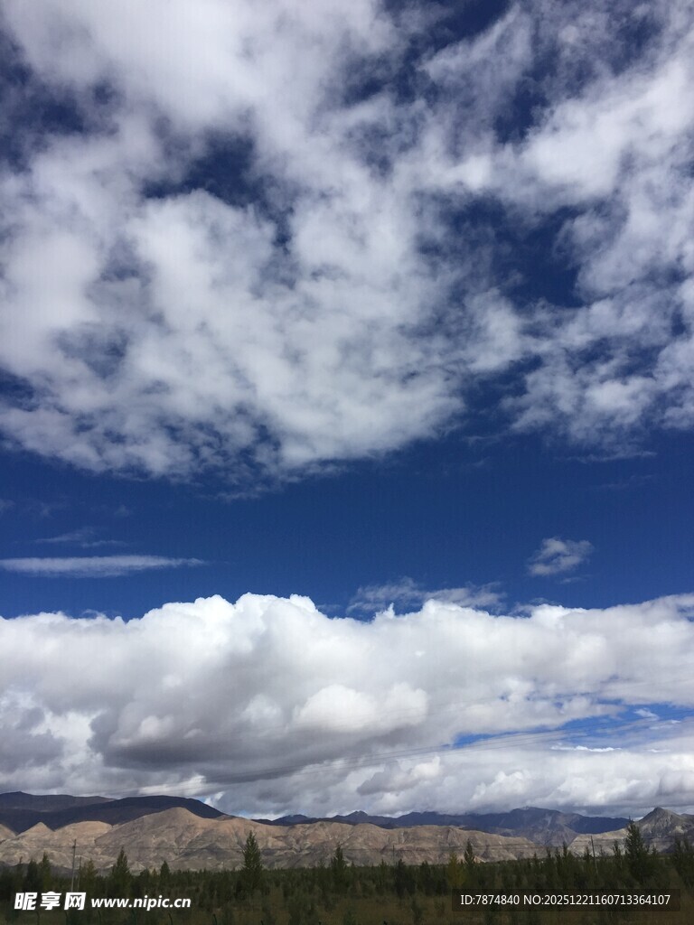 蓝天白云下的开阔景致