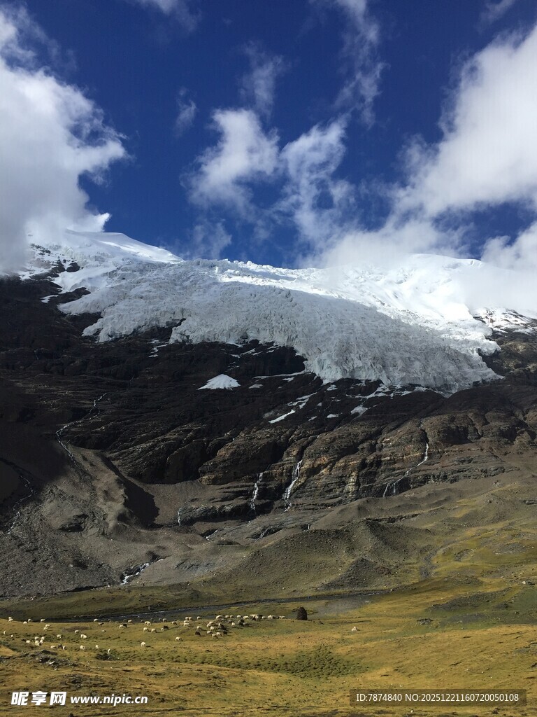 雪山下的开阔山地景观