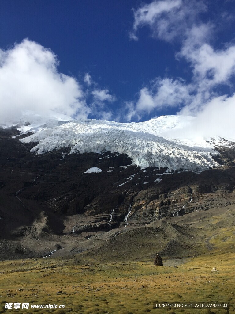 雪山下的开阔草原风光