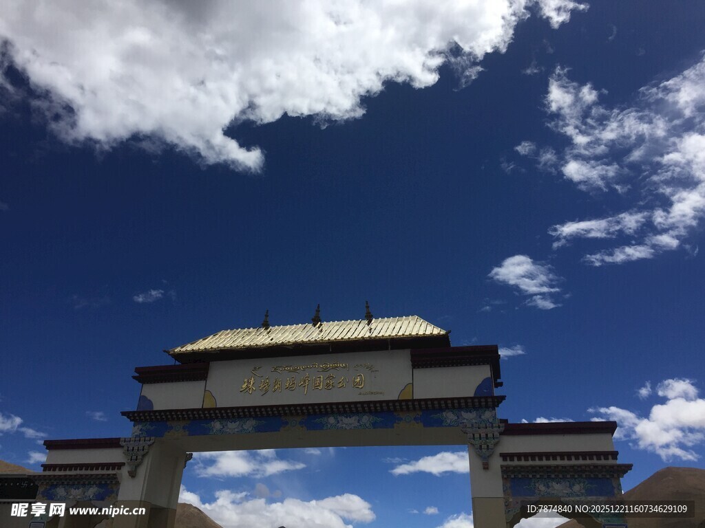 蓝天白云下的宏伟建筑