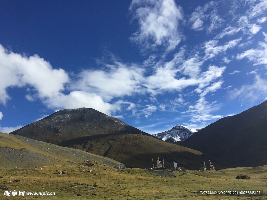 高原蓝天雪山下的开阔景致