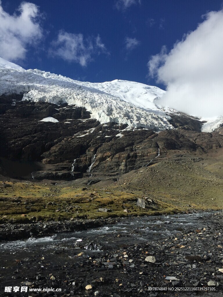 雪山下的河谷风光