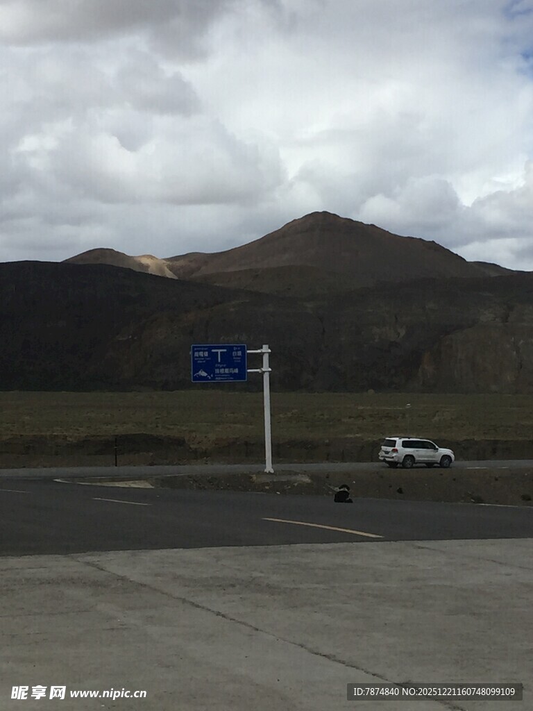 公路旁的远山与行驶车辆