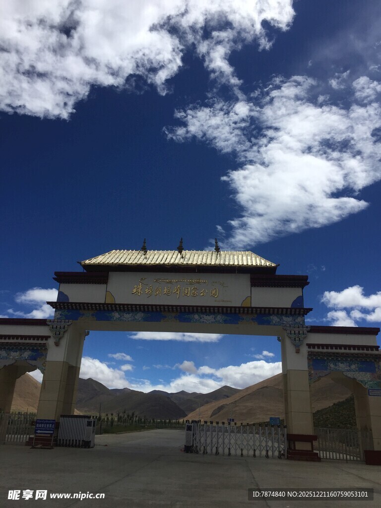 草原上的宏伟门景