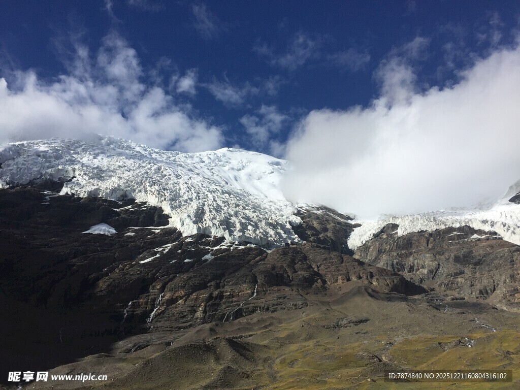 雪山云海壮丽自然景观