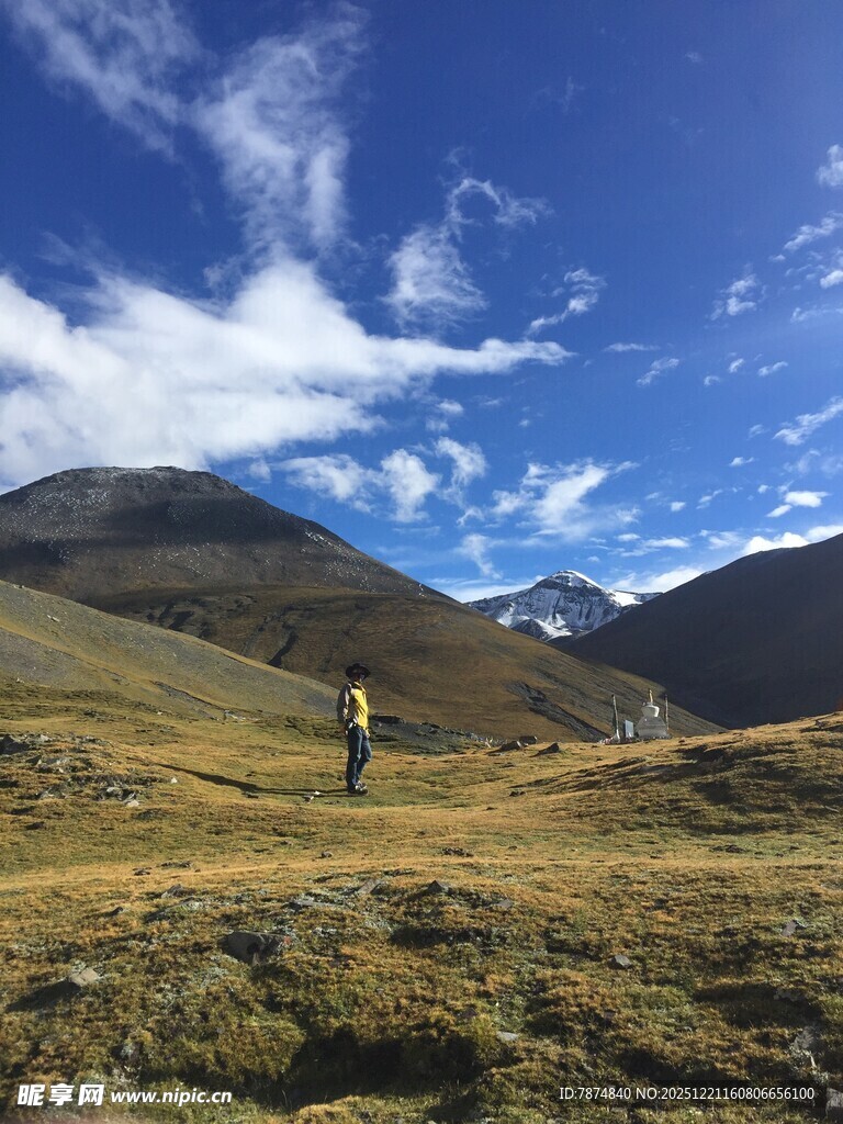 徒步者于山野间的前行