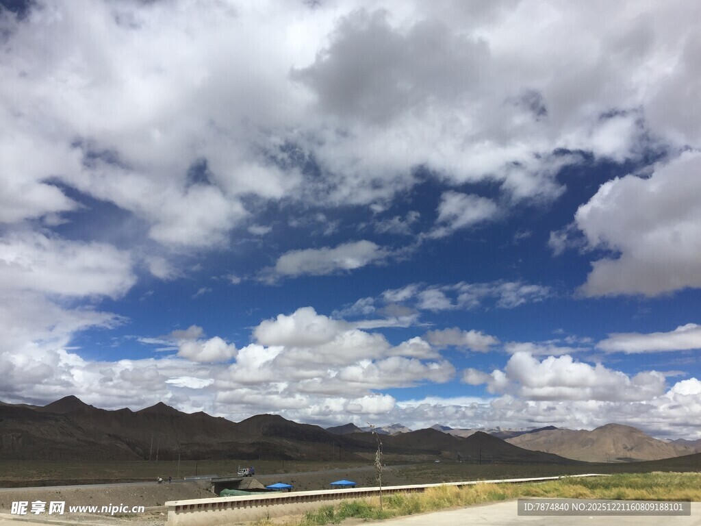 蓝天白云下的开阔风景