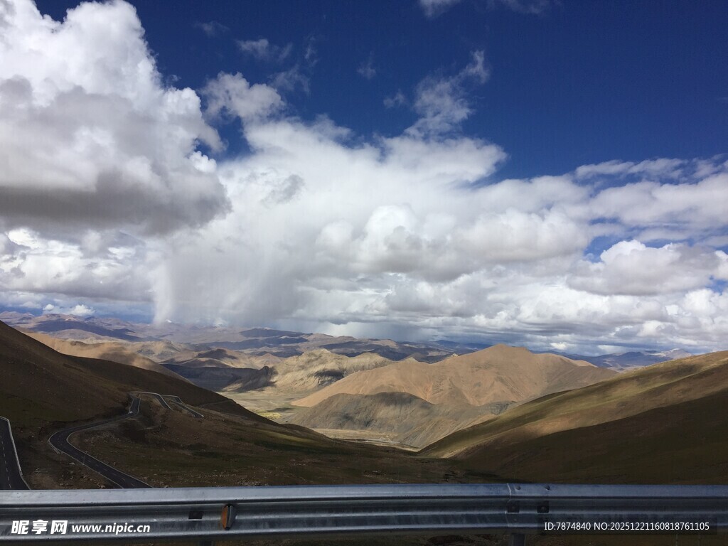 高原公路上的壮丽云景