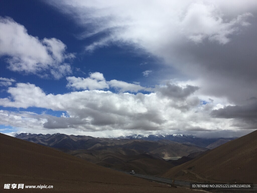 蓝天白云下的壮美山川