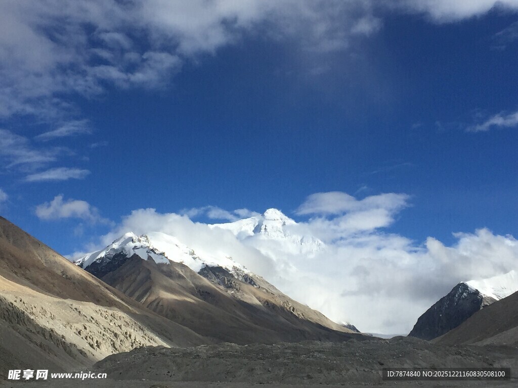 壮丽雪山蓝天白云美景