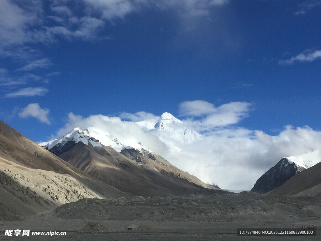 壮丽雪山蓝天白云景观