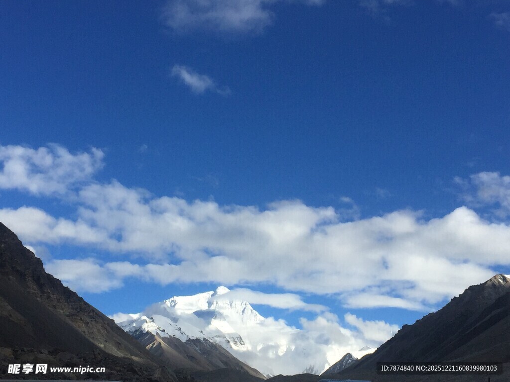 雪山蓝天壮丽自然景观