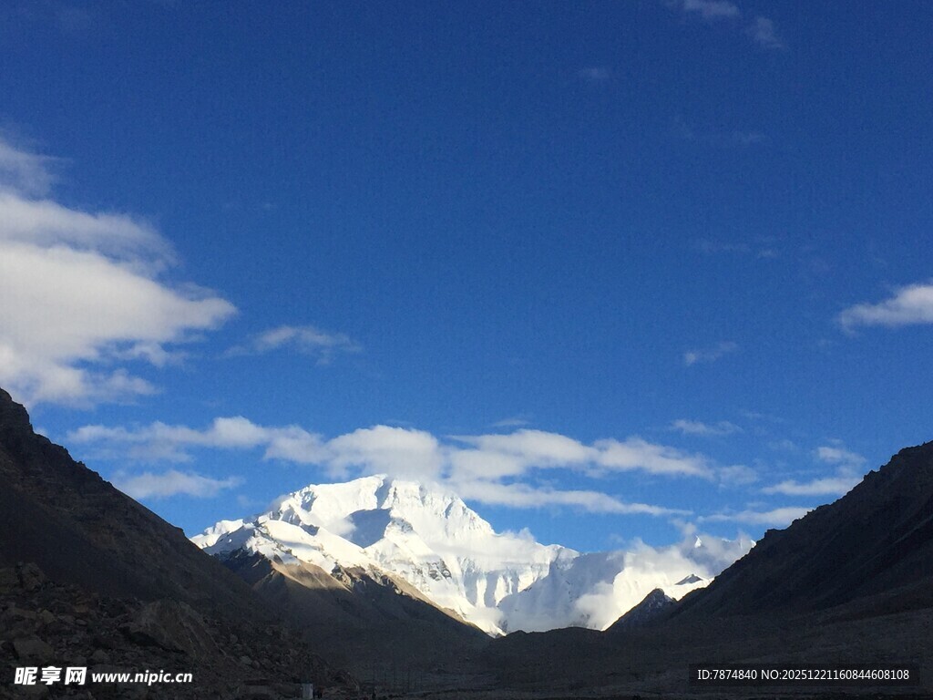 雪山蓝天壮丽自然景观