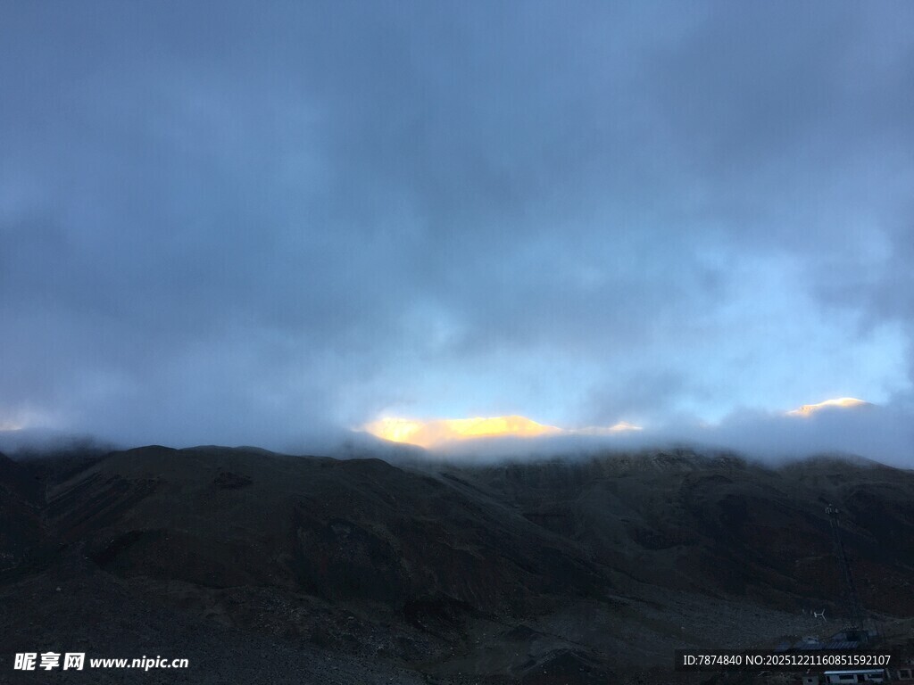 黄昏时分的山峦与云层