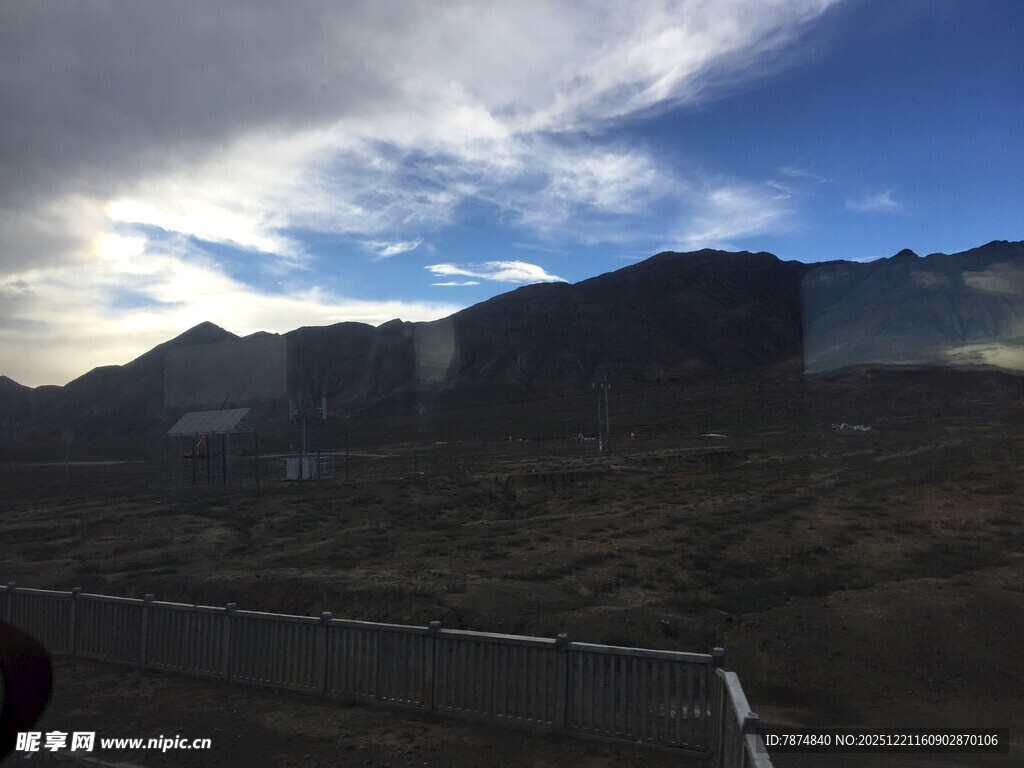 山间公路旁的壮丽天空景色