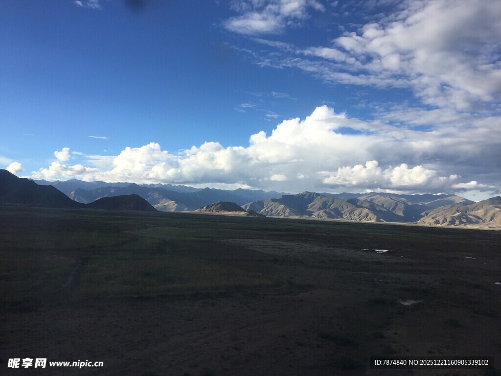 蓝天白云下的壮美山地景观