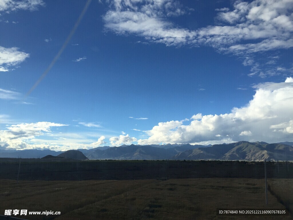 蓝天白云下的广袤原野