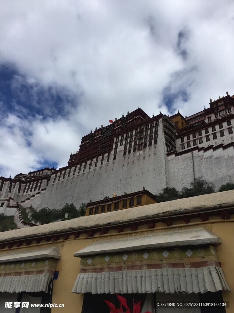 雄伟布达拉宫蓝天白云下