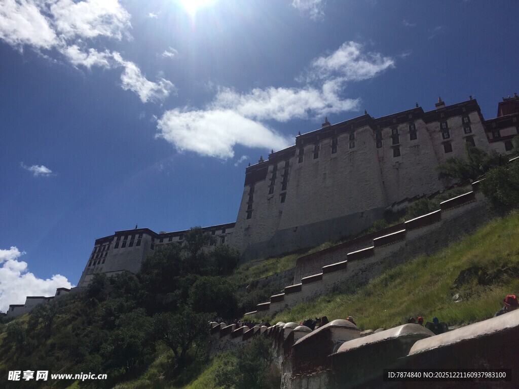 布达拉宫在蓝天暖阳下