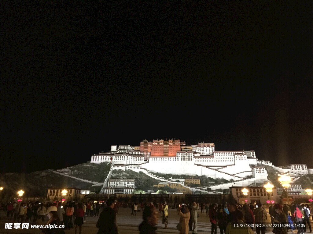 夜晚热闹的建筑前人群景象