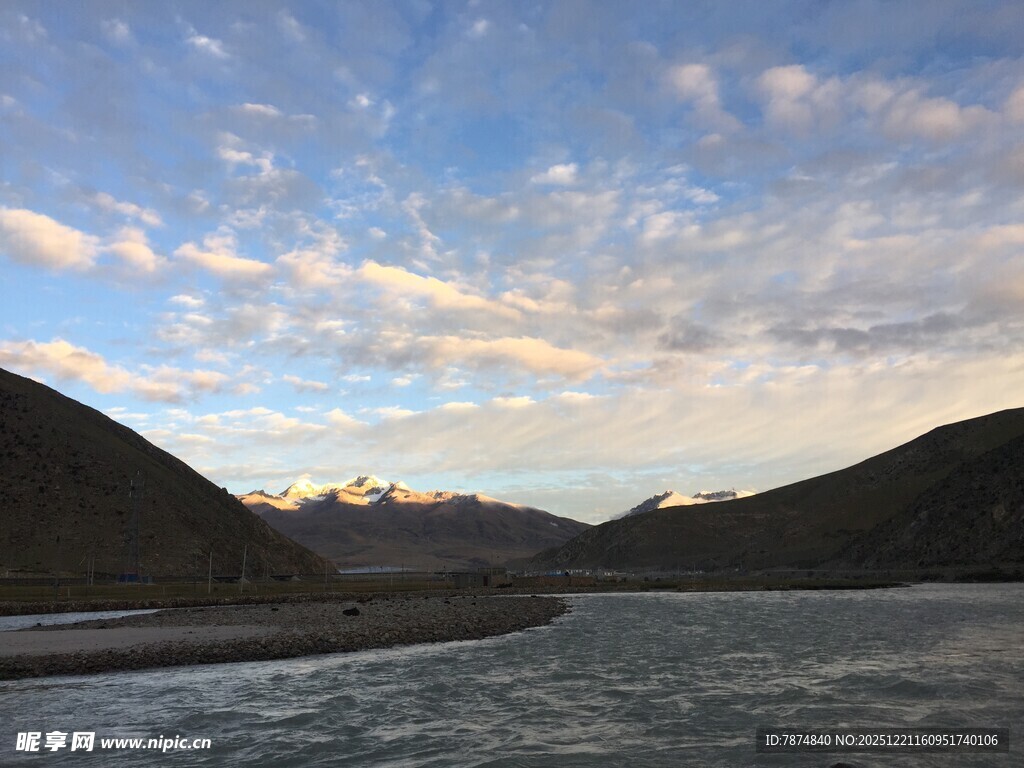 河畔山景与绚丽天空