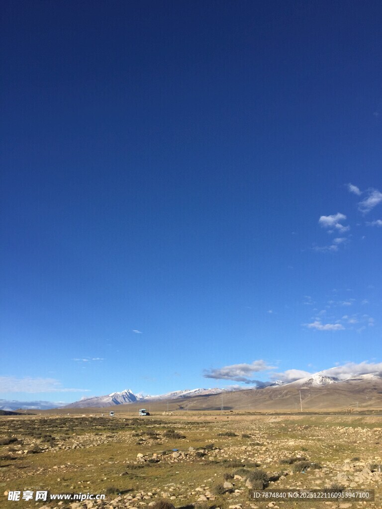 广阔蓝天与草原风景