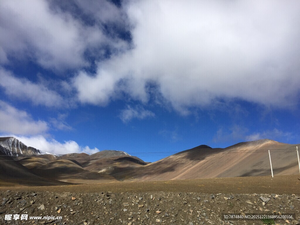 高原风光 蓝天白云下的山脉