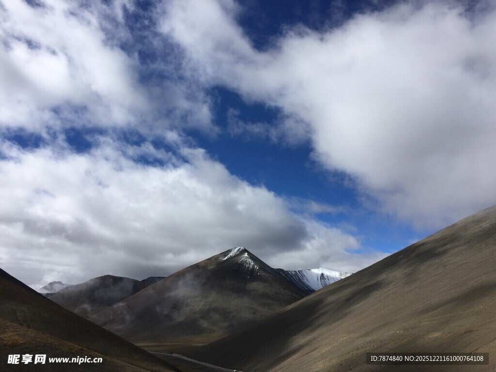 蓝天白云下的壮丽山脉