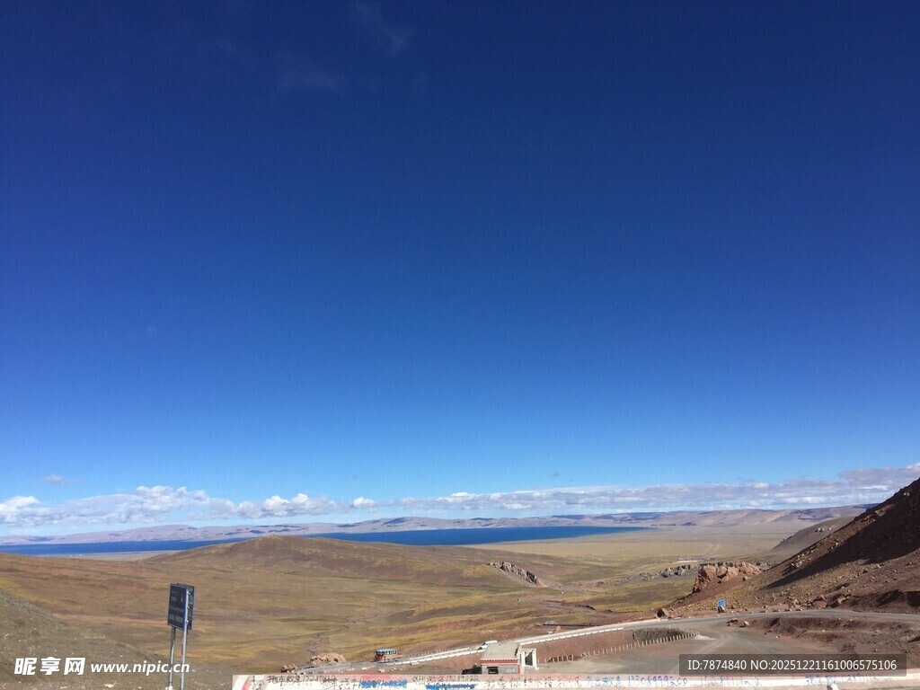 广阔蓝天草原公路风景