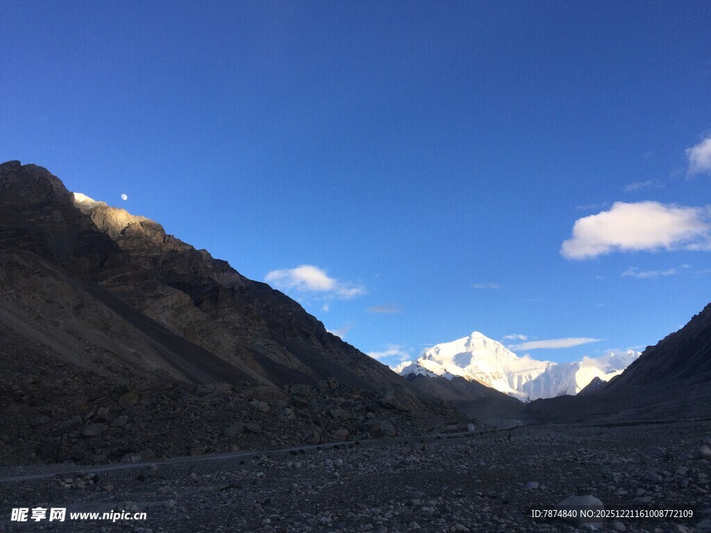 壮丽雪山山谷风景
