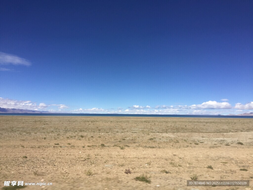 广阔荒原上的晴朗蓝天