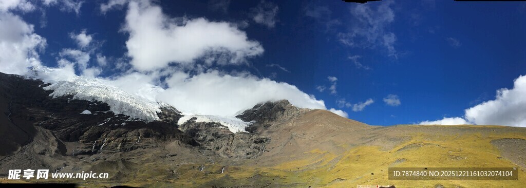 蓝天白云下的壮美山地景观