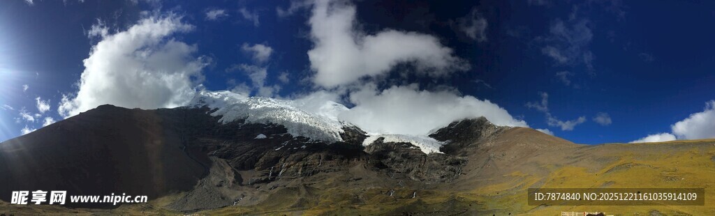 蓝天白云下的壮丽山峦