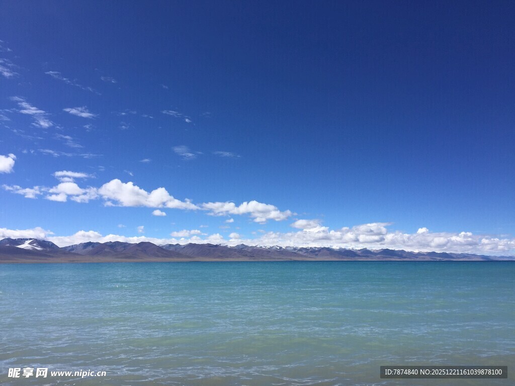 碧海蓝天的宁静海滨风光