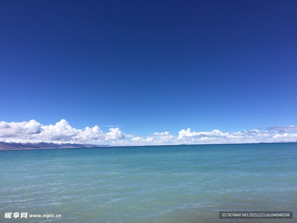 碧海蓝天的美丽海滨风光