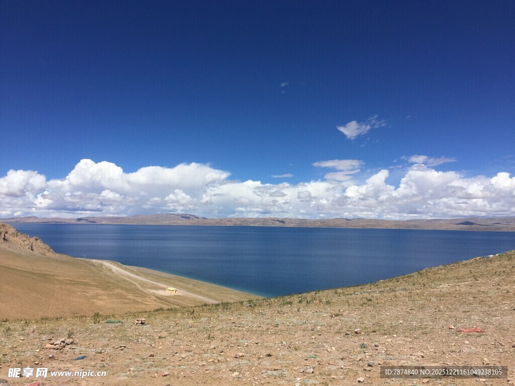 广阔蓝天与静谧湖泊美景