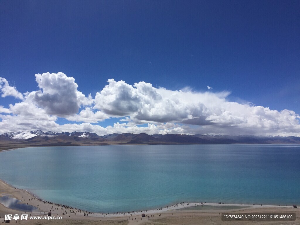 湛蓝湖畔的美丽天空