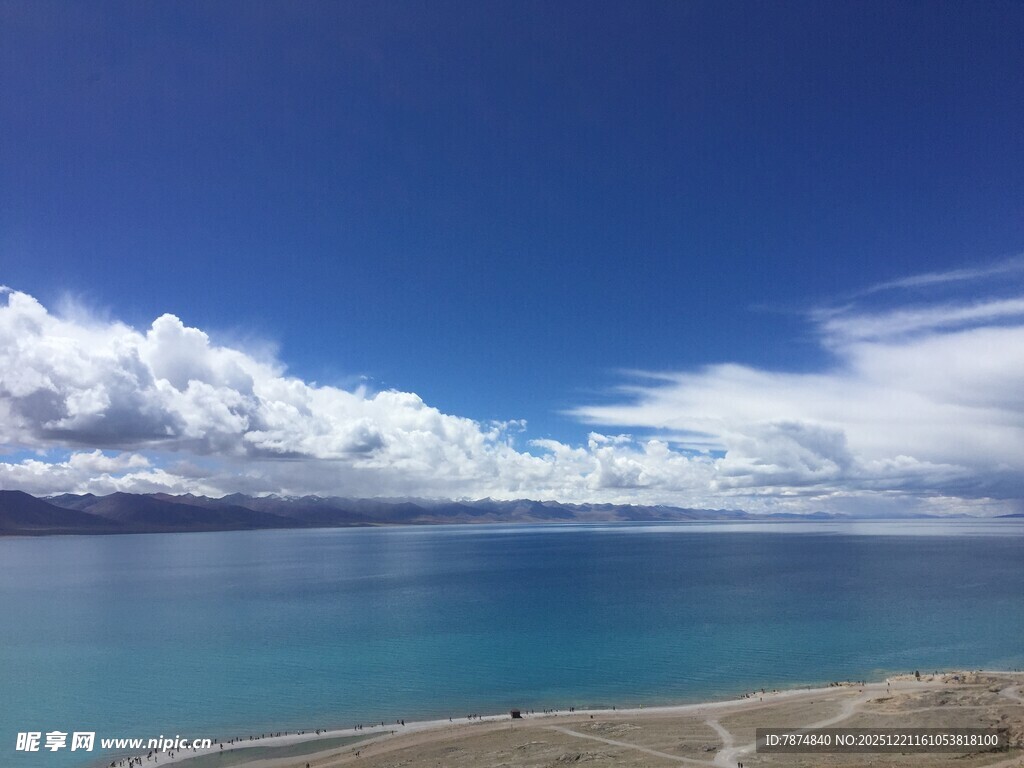 美丽的蓝色湖泊与白云