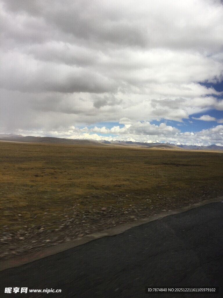 草原公路上的多云天空