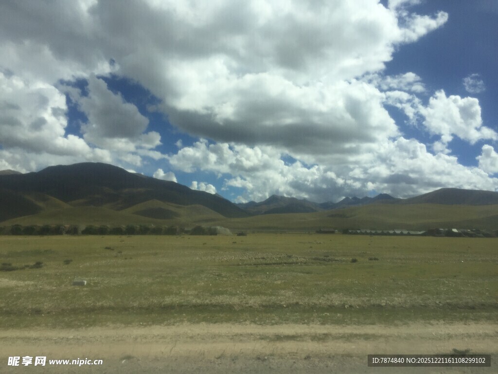 草原蓝天远山风景图