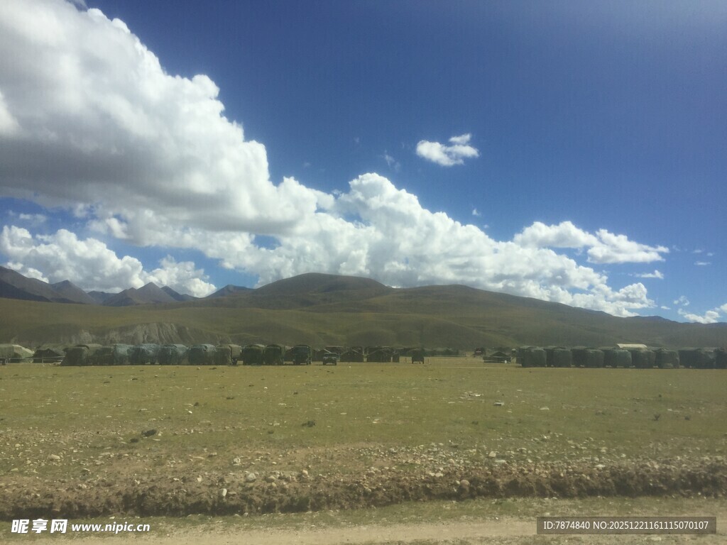 广阔田野与蓝天白云之景