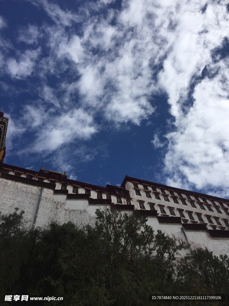 布达拉宫一角的蓝天白云
